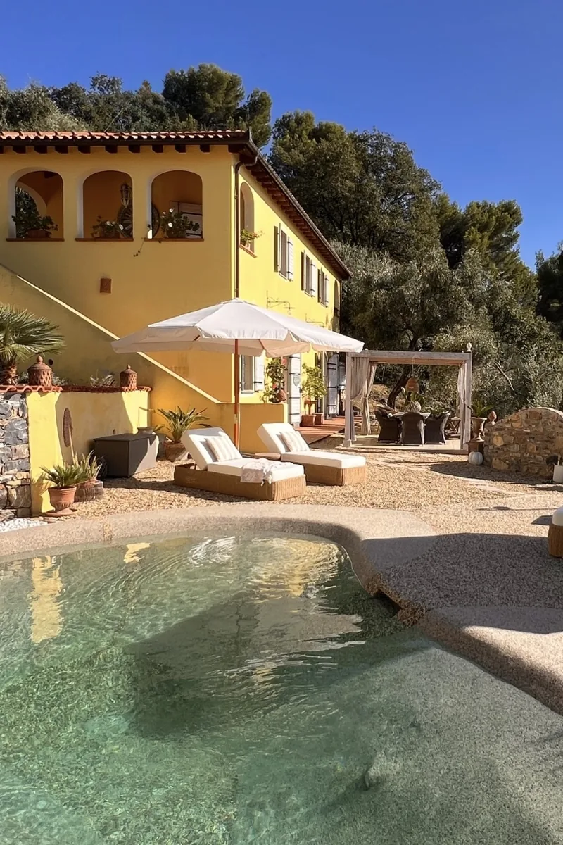 Piscina Biodesign e giardino di Casale Ulivi Luxury
