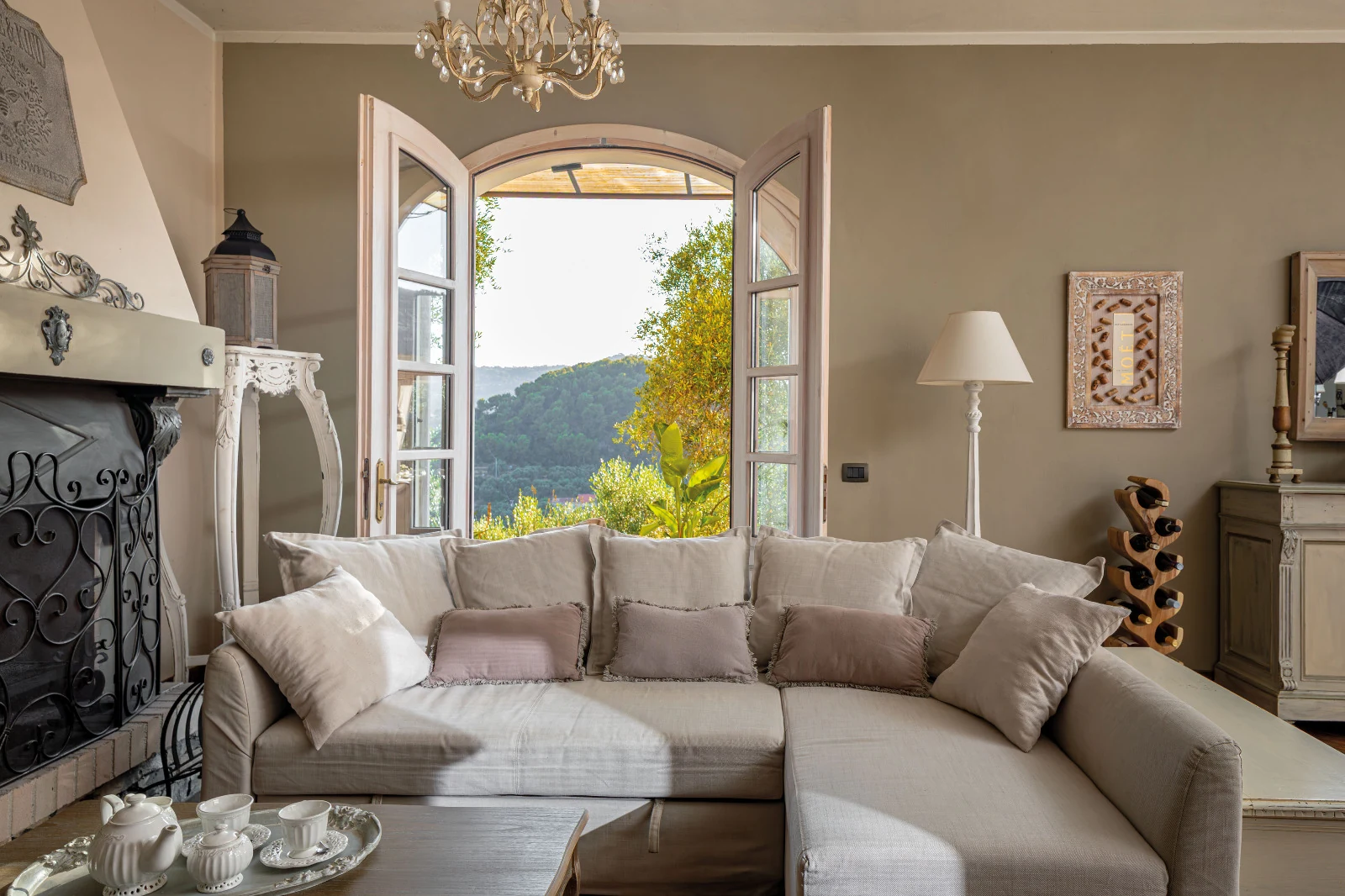 Salotto con camino di Casale Ulivi Luxury