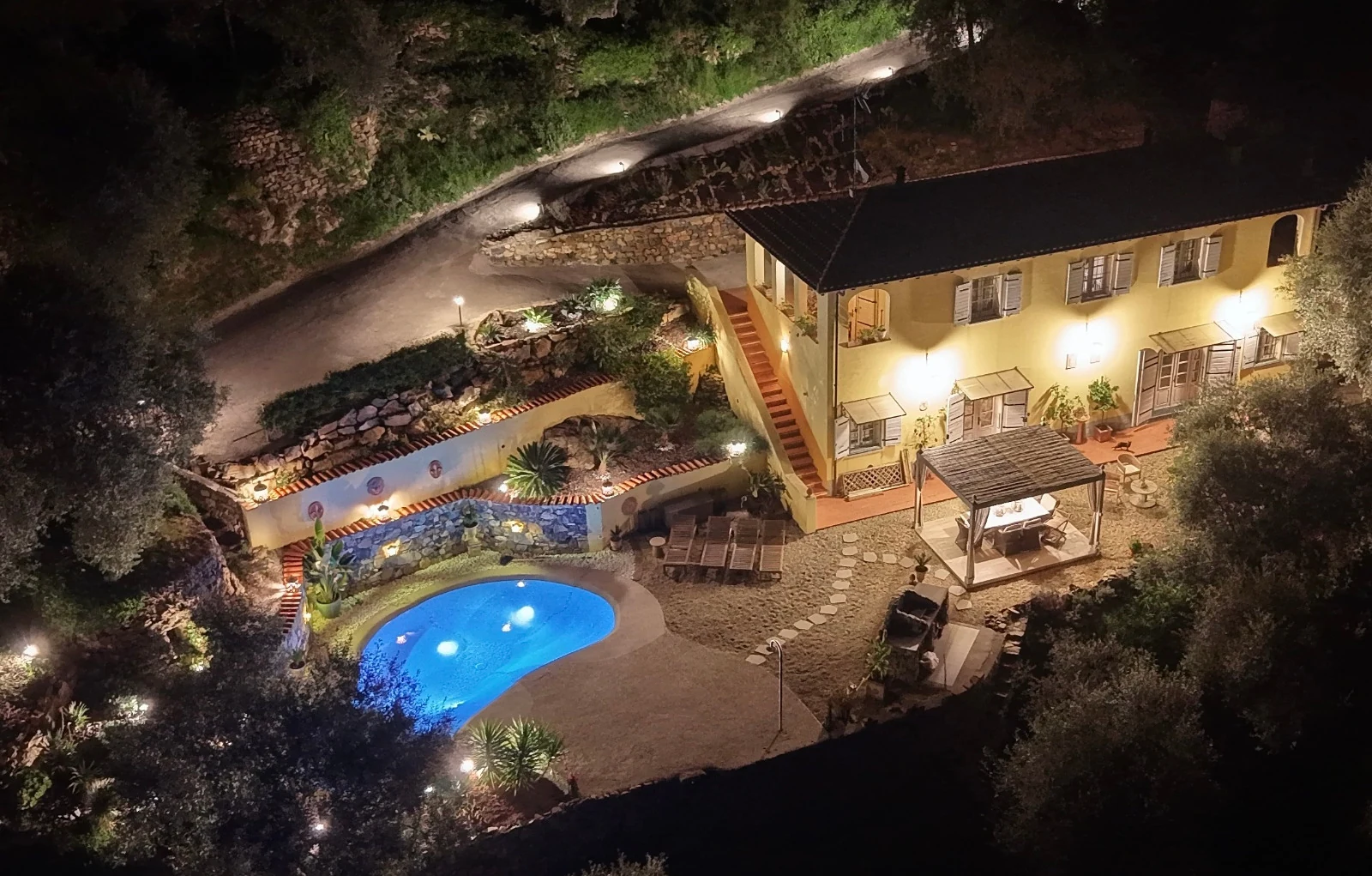 Piscina Biodesign e giardino di Casale Ulivi Luxury