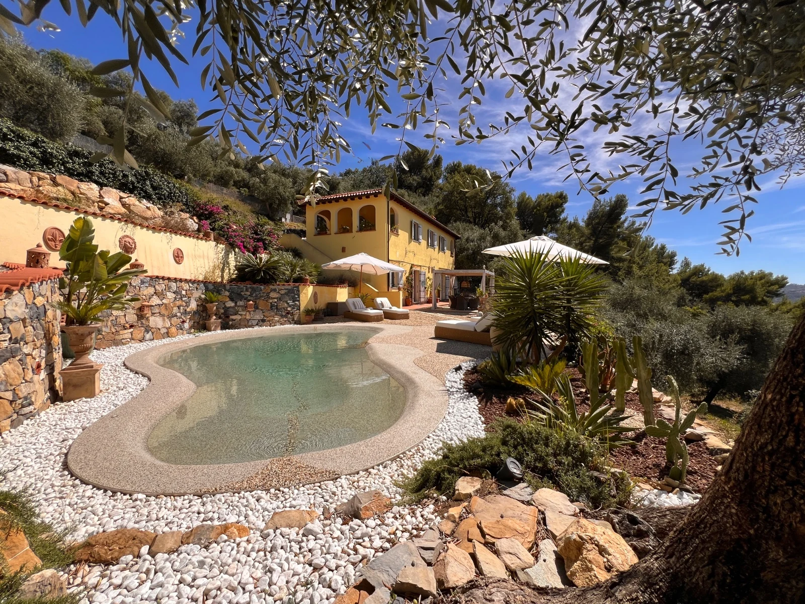 Casale Ulivi Luxury · la villa con piscina tra gli ulivi