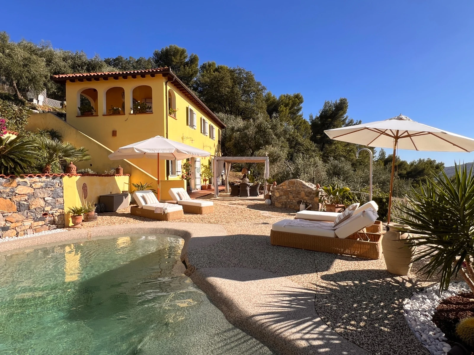 Casale Ulivi Luxury · la villa con la piscina Biodesign